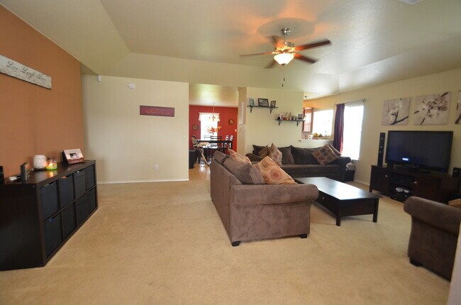 Building Photo - Gorgeous 3 bedroom 2 bath home in desired ...