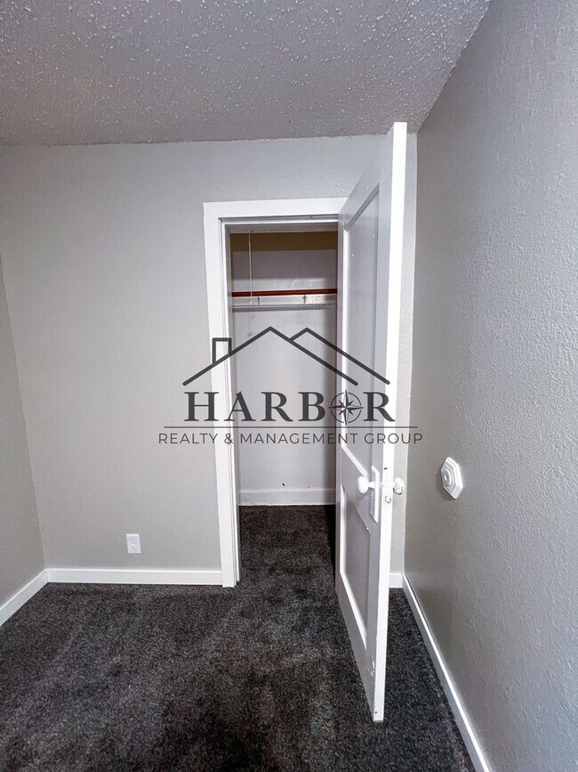 Building Photo - Recently Renovated 2 Bedroom Home!! Special: Half Off First Months Rent