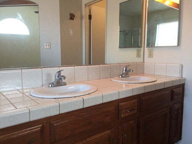 Building Photo - 2 story 3 bed in Northwest Bakersfield with Solar - $2400 + $130 Solar Fee