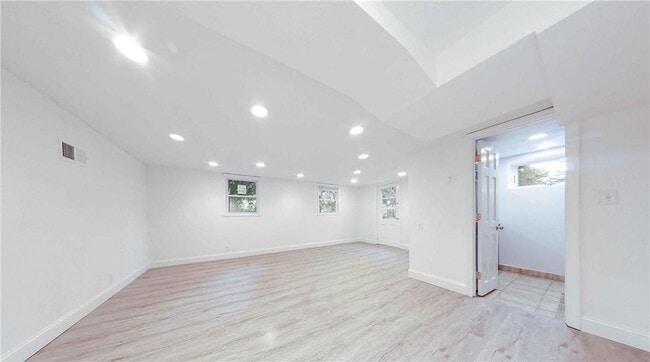 Building Photo - 49 Henry St