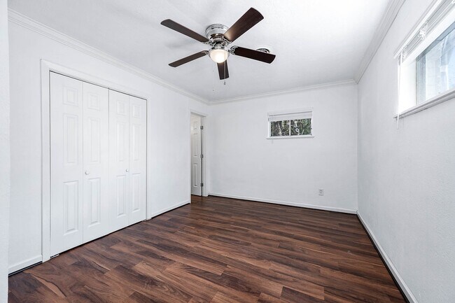 Building Photo - 206 Crestview Dr