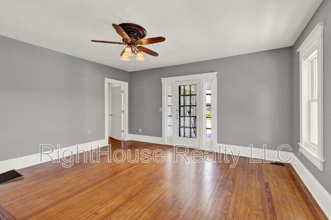 Building Photo - 611 S Grove St