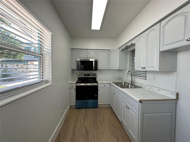 Building Photo - 4300 Sea Grape Dr