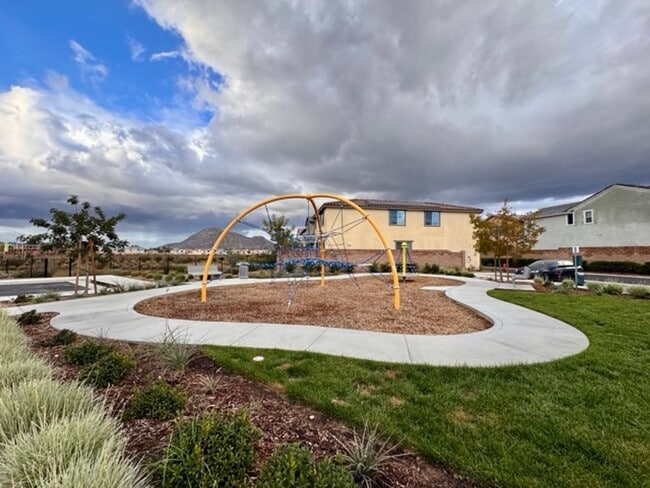 Building Photo - SOLAR INCLUDED! Stunning 3 Bedroom Home in...