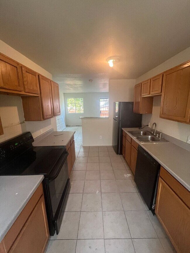 Building Photo - Spacious 4 Bed / 2 Bath Unit in Westwood C...