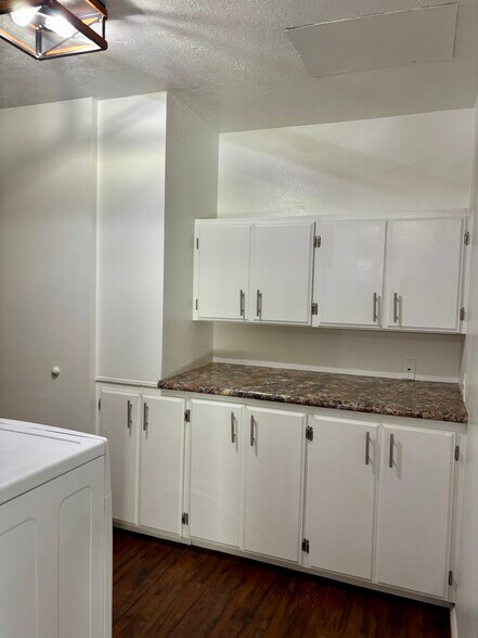 Building Photo - 763 S Sunset Dr