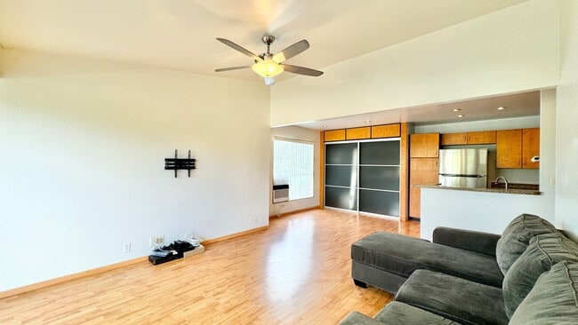 Building Photo - 2 BED/2 BATH/2 PRKG + Washer/Dryer INSIDE ...