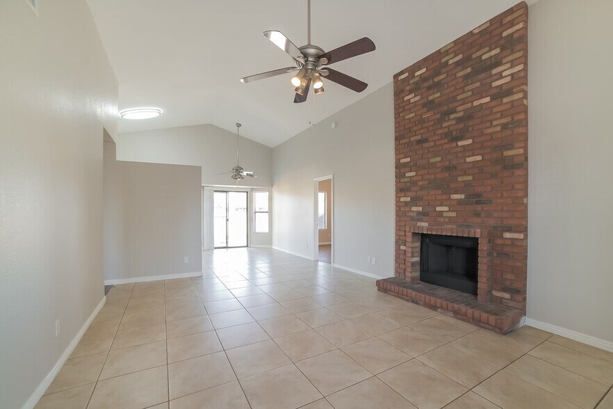 Building Photo - 677 W Shawnee Dr