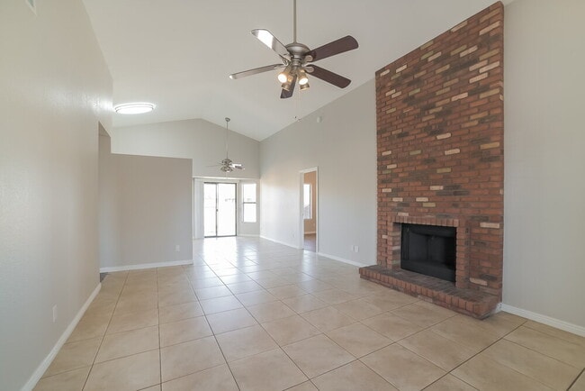 Building Photo - 677 W Shawnee Dr