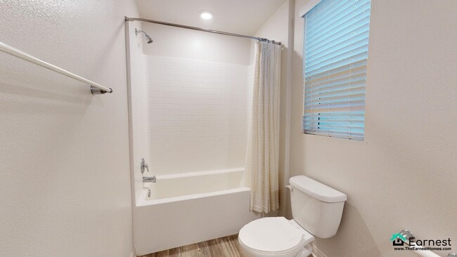 Building Photo - 3 + 2.5 Spacious & Stylish Home in Van Nuy...