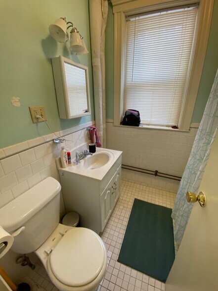 Building Photo - 440 Park Dr