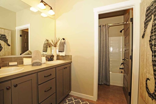 Building Photo - 314 S Truss Ave