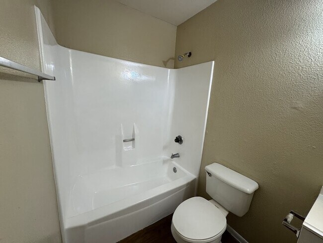 Building Photo - Glendale 2-br Townhome With Carport