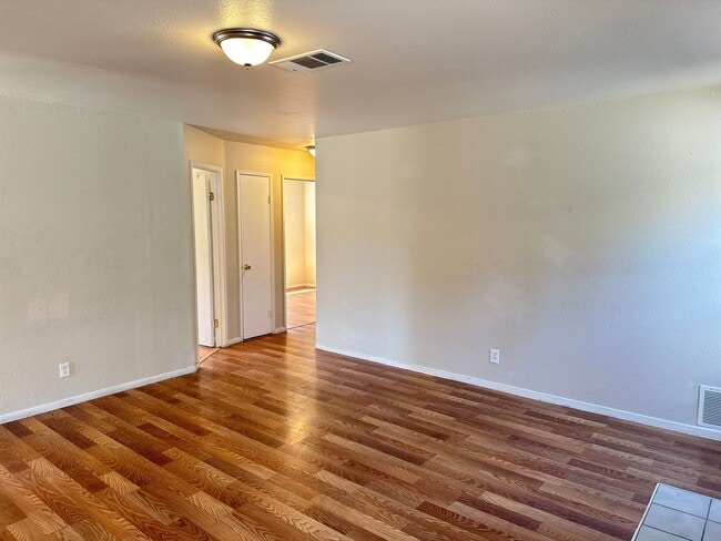 Building Photo - Nice & Quiet single family home in the cen...