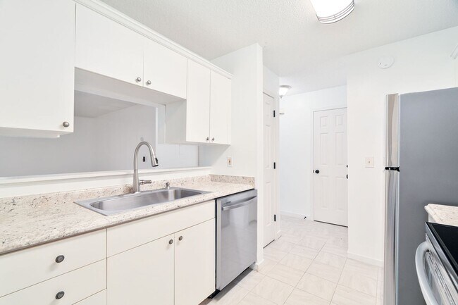 Building Photo - Low-Maintenance Living in Gated Park at Ri...
