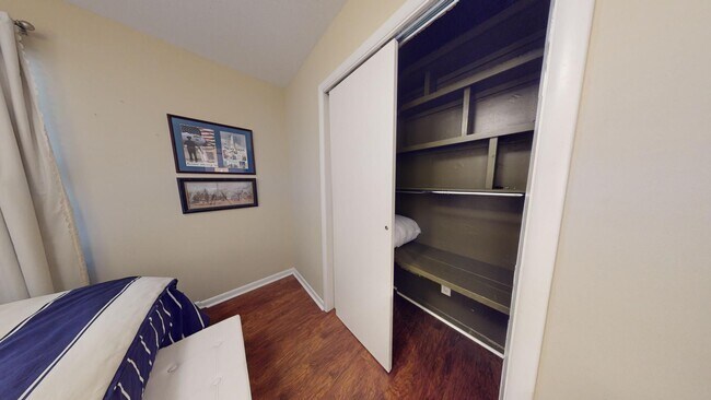 Building Photo - Super Cute One Level Home 1 mile from Toom...