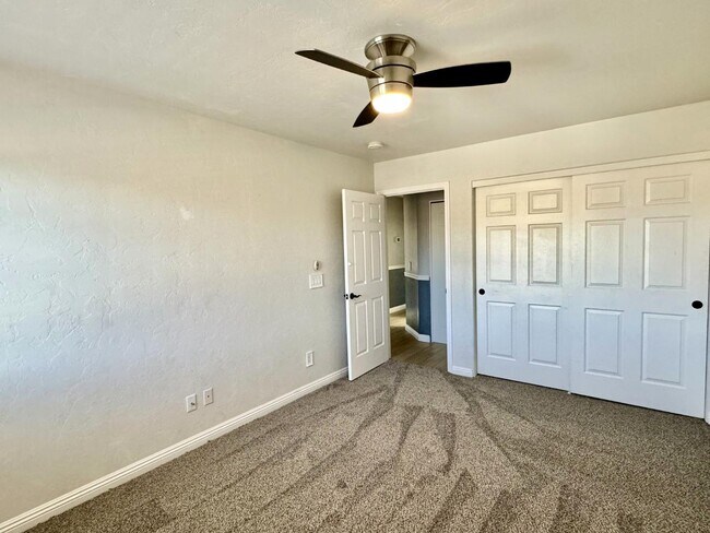 Building Photo - 12768 N Lantern Way