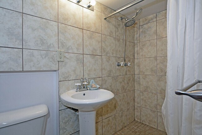 Building Photo - Cozy 2-Bed 2-Bath Home in St. Paul - Available Now!