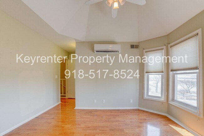 Building Photo - Riverview - Stunning 2 bed 2 bath Townhouse Great Location