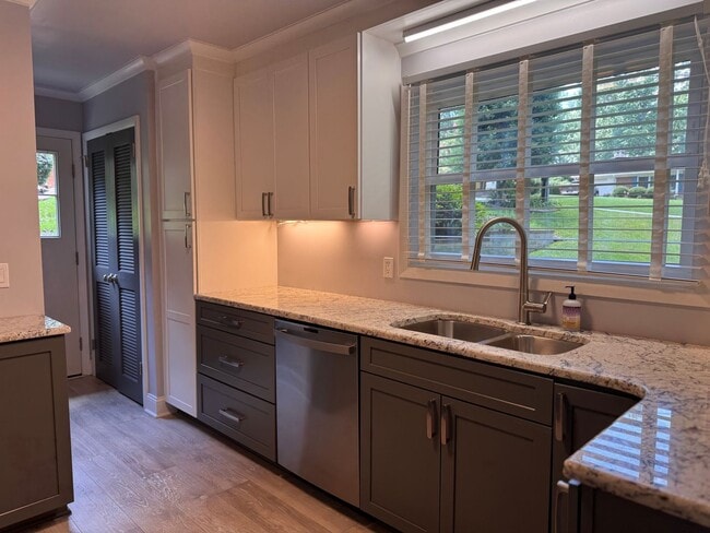 Building Photo - 4 Bedroom Jamestown Beauty!