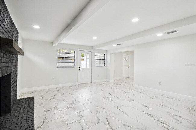 Building Photo - 4910 N Darby Ave