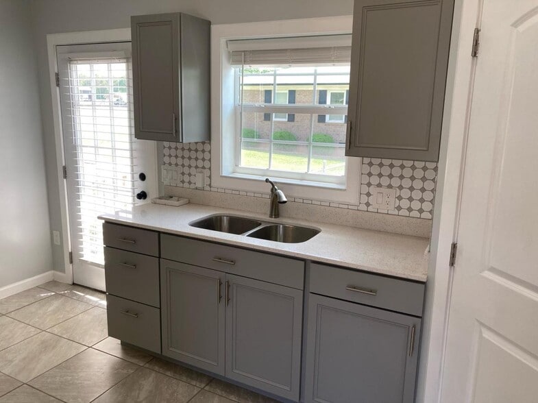 Building Photo - 802 Linwood Rd