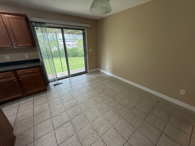Building Photo - 1625 Green Hills Dr
