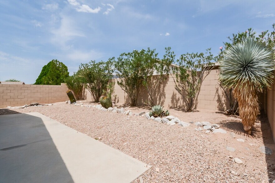 Building Photo - 10179 E Paseo Juan Tabo