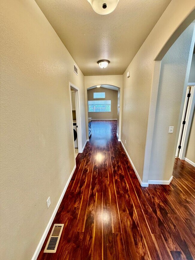 Building Photo - Renovated Milliken Home!