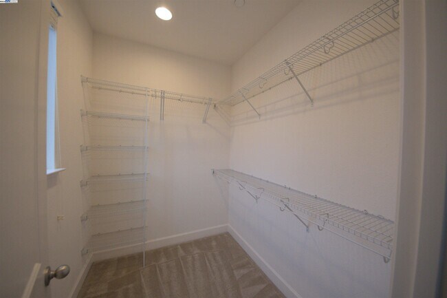 Building Photo - 5530 Esprit Way