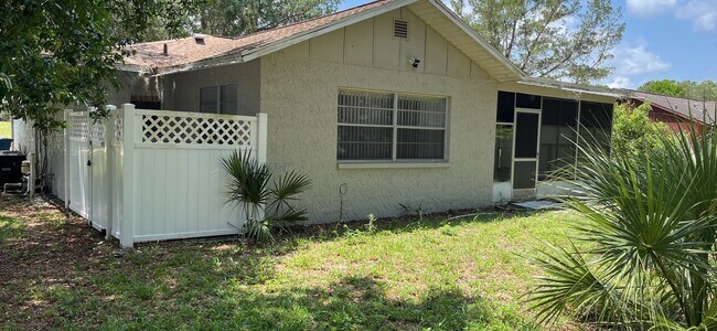 Building Photo - Beautuful 2 bedroom, 2 bath, 2 car garage rental home in Weeki Wachee!