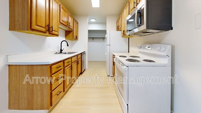 Building Photo - 215 E Arbor Ave