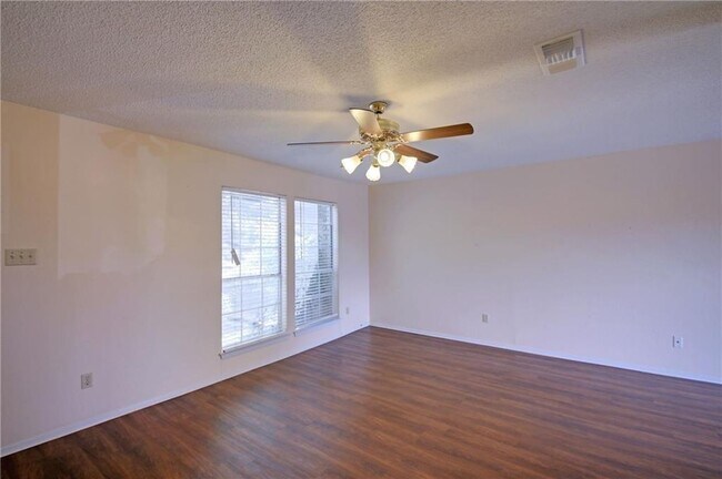 Building Photo - 1015 E Yager Ln