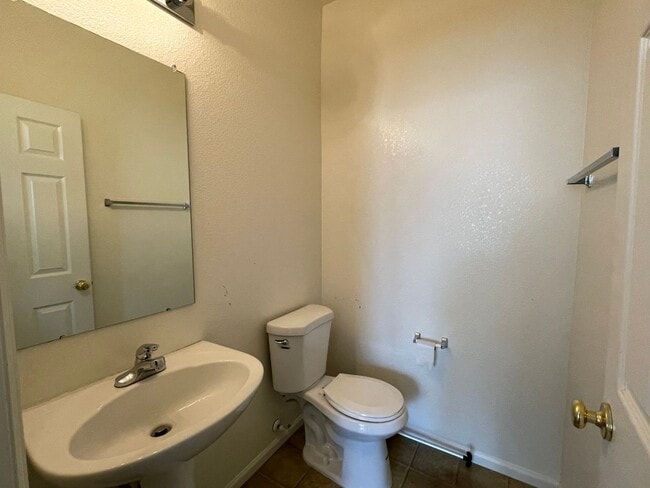 Building Photo - 3Bed 3Bath Home In Erie Available July!