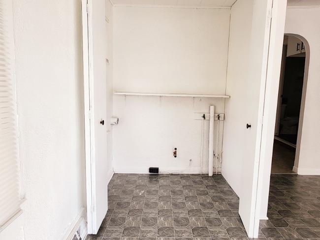 Building Photo - 612 6th St SW