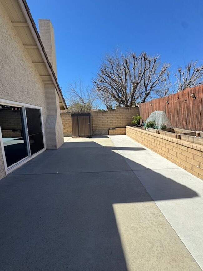 Building Photo - Conveniently located home featuring 2 main bedrooms!