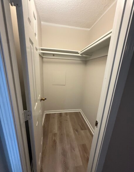 Building Photo - 3083 Lake Sue Dr