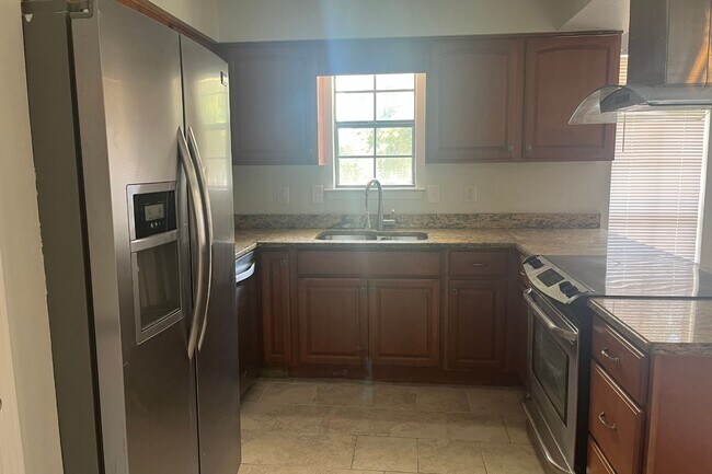 Building Photo - Beautifully Updated 4-Bedroom Home with Gr...
