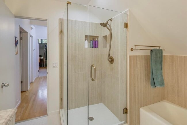 Building Photo - 3536 N Marshfield Ave