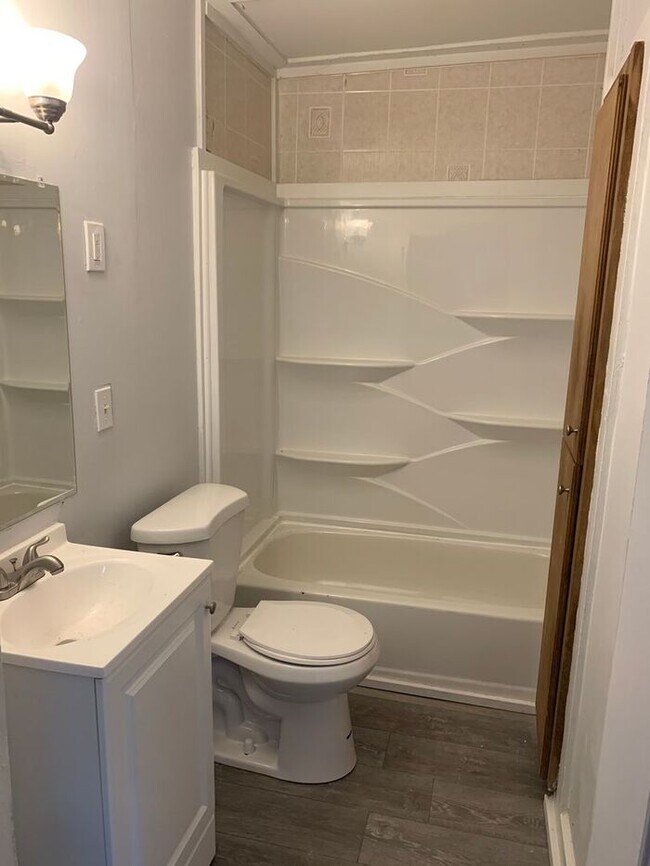 Building Photo - Remodeled spacious home in great location!