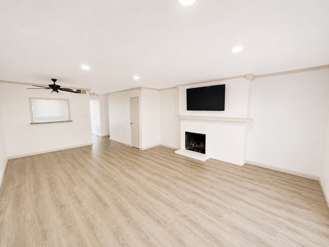 Building Photo - Spacious 3 Bed / 2.5 Bath Townhome Near SDSU! (Community Pool!!)