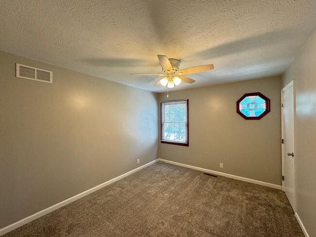 Building Photo - Immaculate 4 bed home in Bloomington