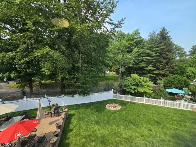 Building Photo - 33 Park Dr N