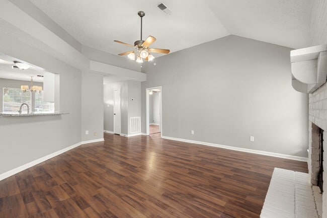 Building Photo - 2220 Spruce Dr