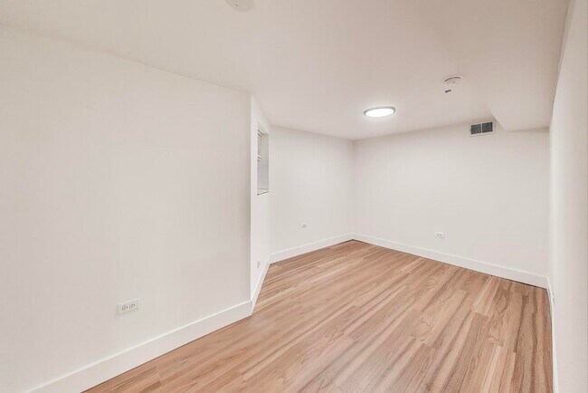 Building Photo - 2704 N Sacramento Ave