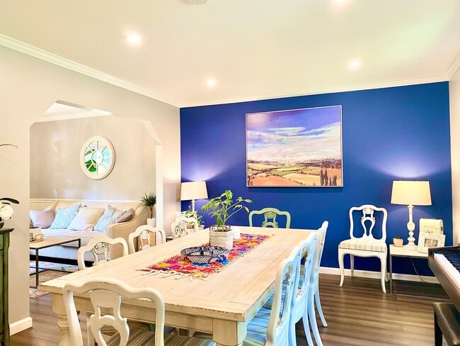 Building Photo - Amazing 4 Bedroom 2 Bathroom! Large Lot!  ...