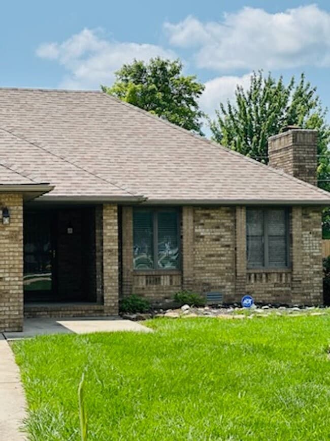 Building Photo - Beautiful All Brick Home in Nixa!