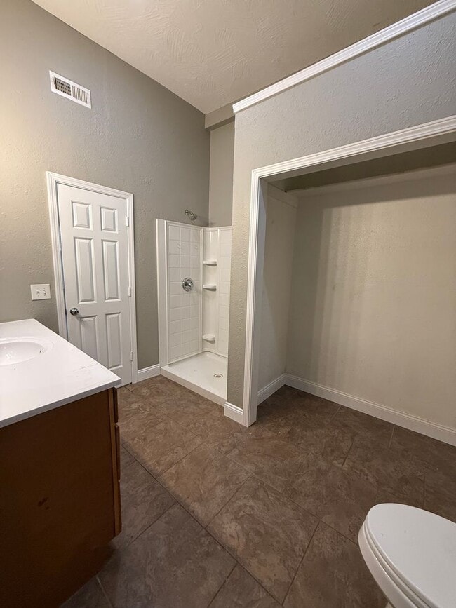 Building Photo - Spacious 3 Bedroom 2 Bathroom Home Available NOW!