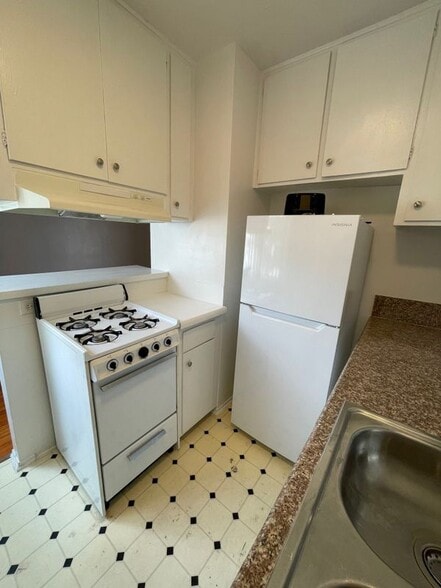 Building Photo - 1260 Beachwood Dr