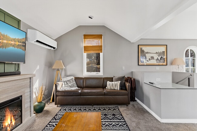 Building Photo - 590 Oak Knoll Cir